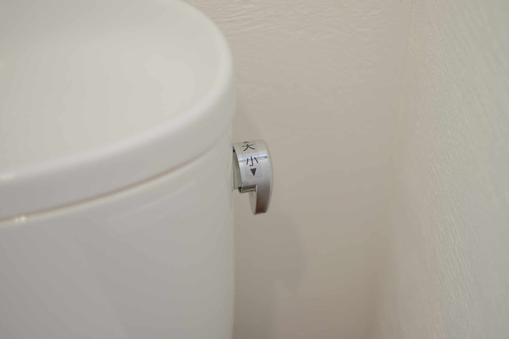 トイレタンクに水がたまらないのはなぜ？対処法をご紹介！