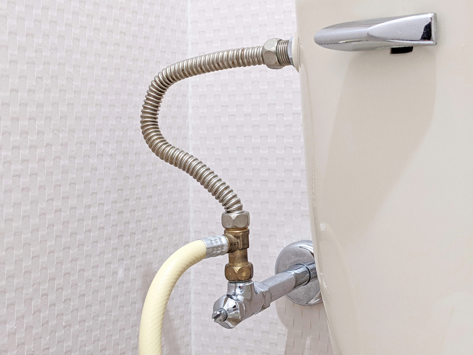 トイレの止水栓が回らない！原因と対処法を紹介