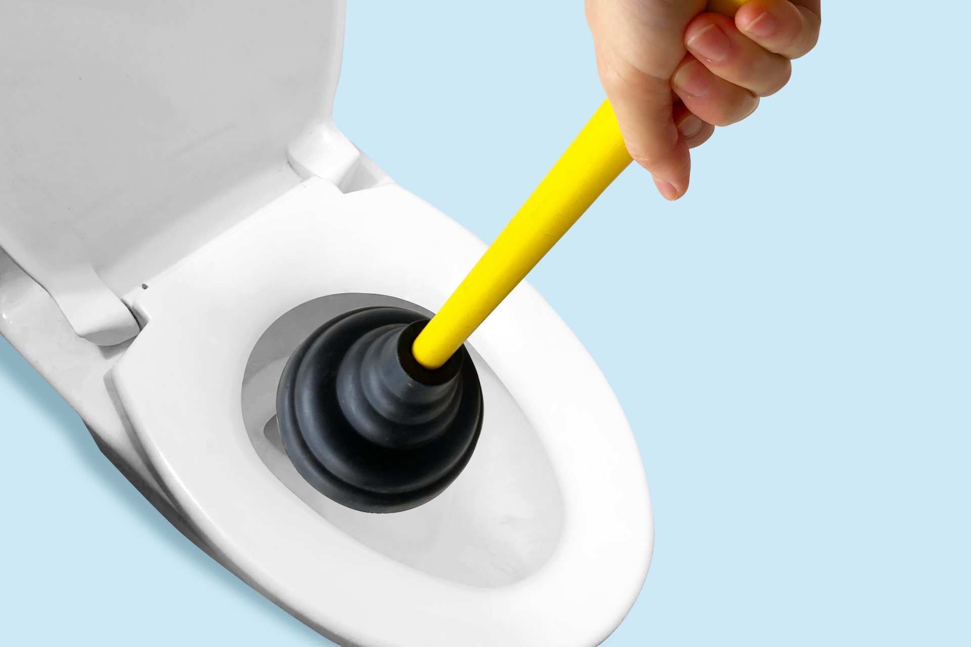 トイレ詰まりがラバーカップで直らない時の対応策6選！